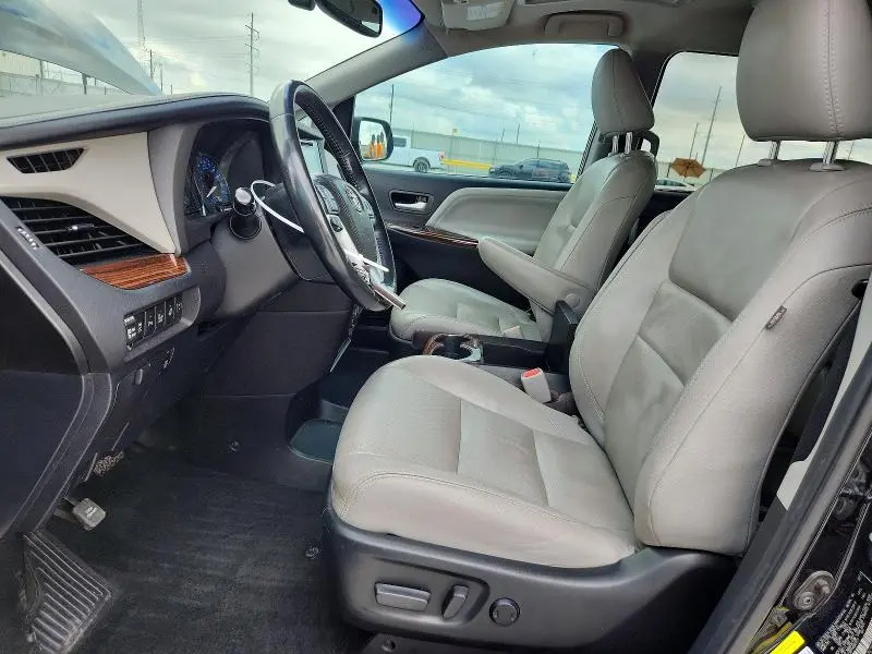 2017 TOYOTA SIENNA LIMITED PREMIUM 7-PASSENGER  
