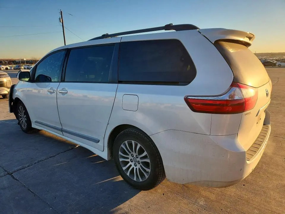 2019 TOYOTA SIENNA XLE  