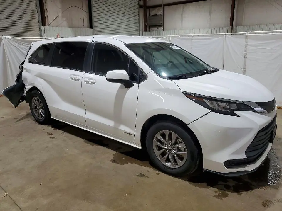 2021 TOYOTA SIENNA LE  