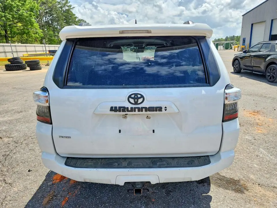 2022 TOYOTA 4RUNNER SR5  