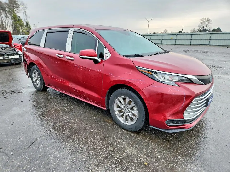 2022 TOYOTA SIENNA LE 8-PASSENGER  