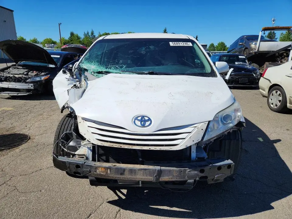 2017 TOYOTA SIENNA LE  