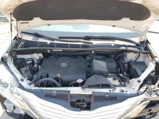 2017 TOYOTA SIENNA LE  