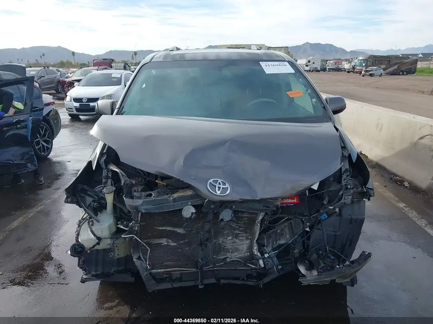 2013 TOYOTA SIENNA SE 8 PASSENGER