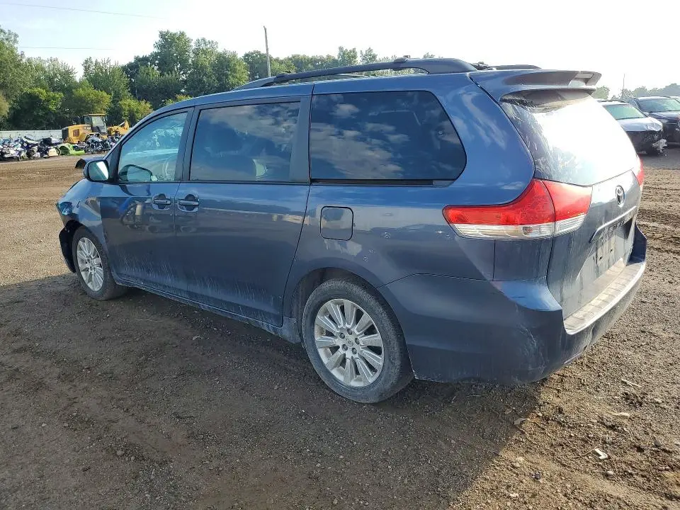 2014 TOYOTA SIENNA LE  