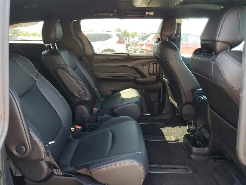 2025 TOYOTA SIENNA WOODLAND EDITION  