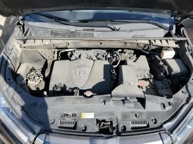 2019 TOYOTA HIGHLANDER SE  