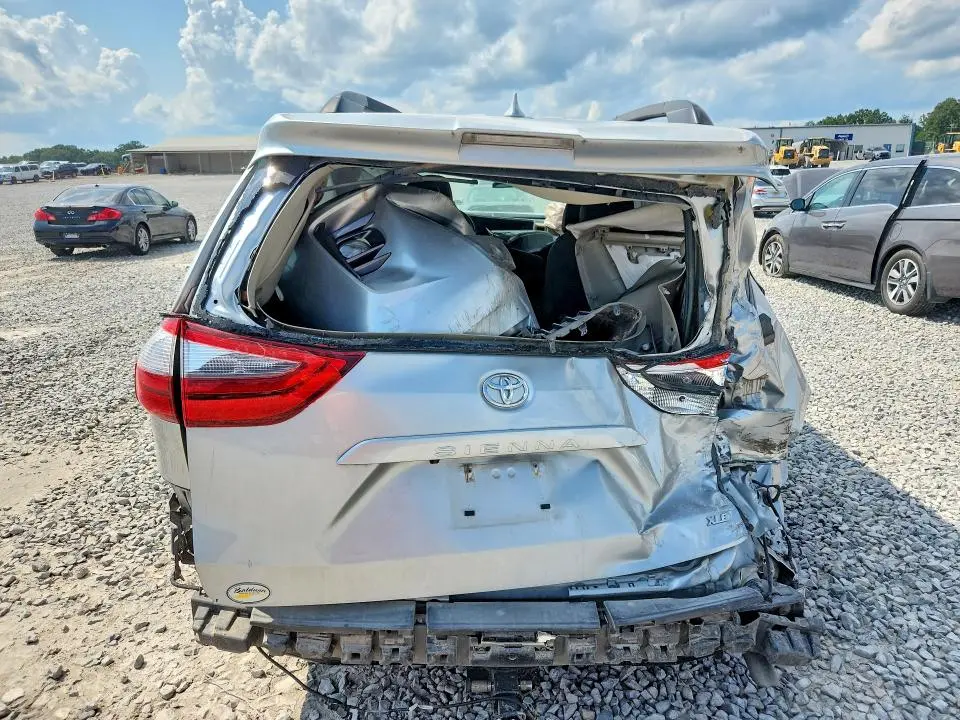 2020 TOYOTA SIENNA XLE PREMIUM 8-PASSENGER  