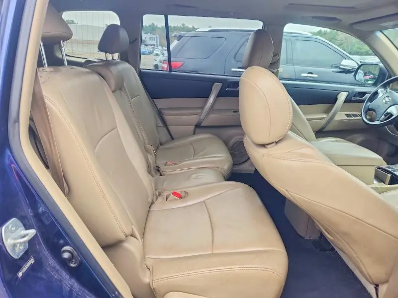 2013 TOYOTA HIGHLANDER SE  