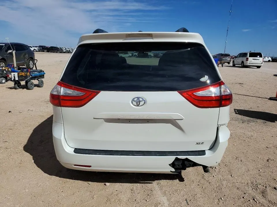 2017 TOYOTA SIENNA XLE  