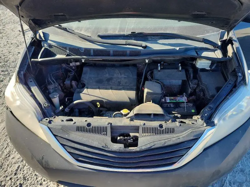 2015 TOYOTA SIENNA LE  