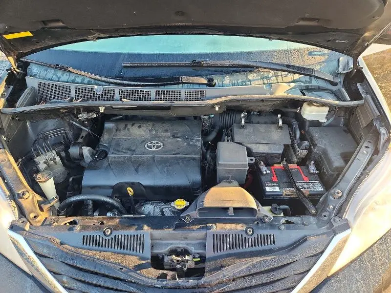 2011 TOYOTA SIENNA LE  
