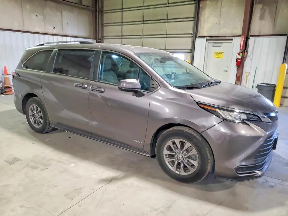 2021 TOYOTA SIENNA LE  