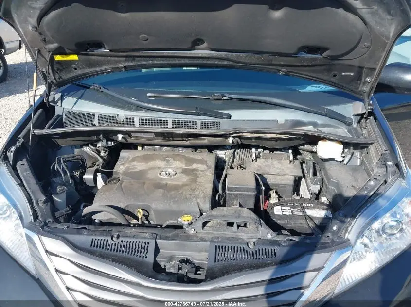 2013 TOYOTA SIENNA XLE V6 8 PASSENGER