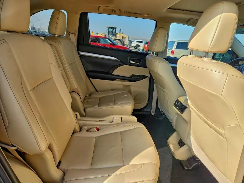 2019 TOYOTA HIGHLANDER SE  