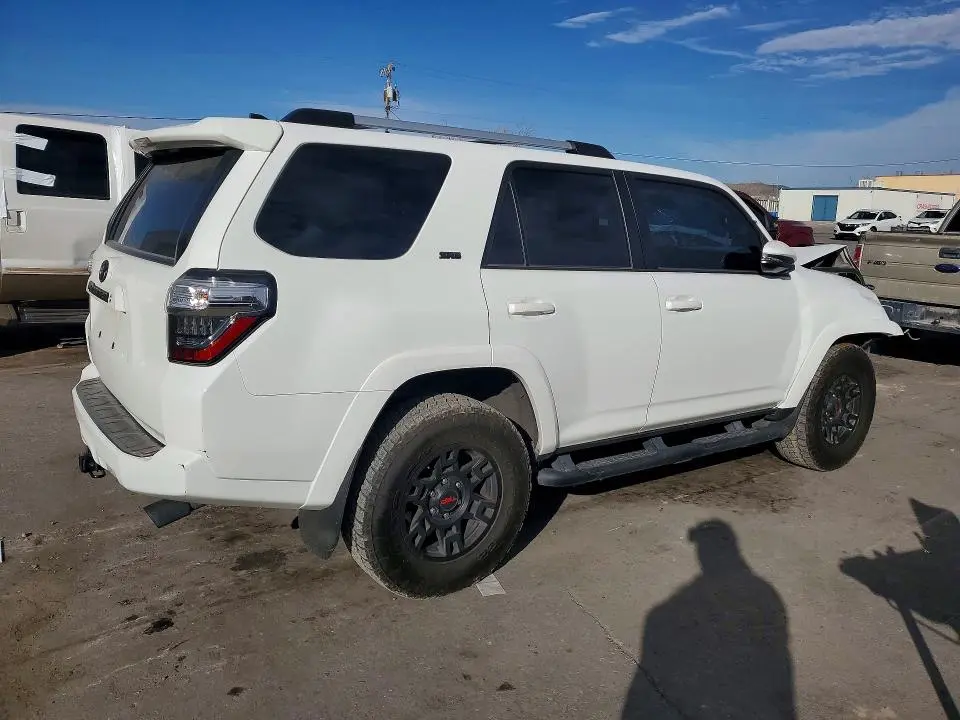 2022 TOYOTA 4RUNNER SR5  