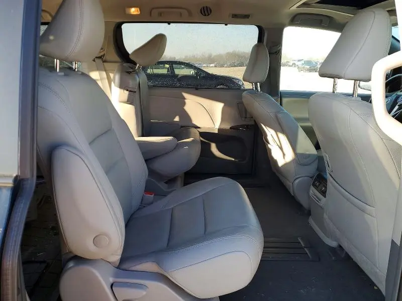 2019 TOYOTA SIENNA XLE  