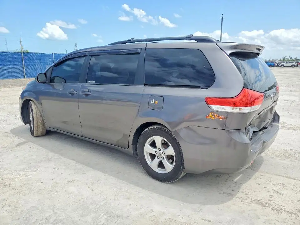 2014 TOYOTA SIENNA LE  