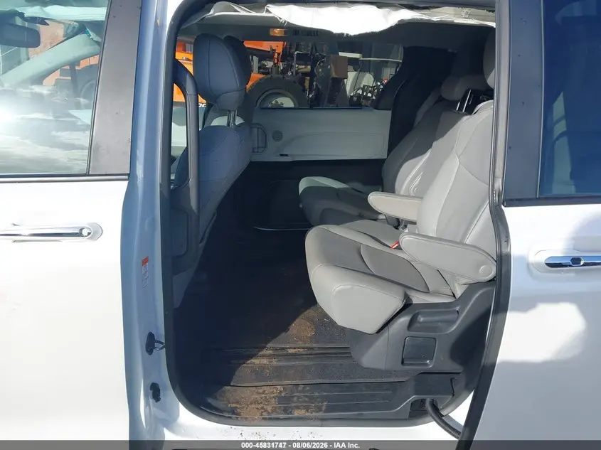 2025 TOYOTA SIENNA XLE