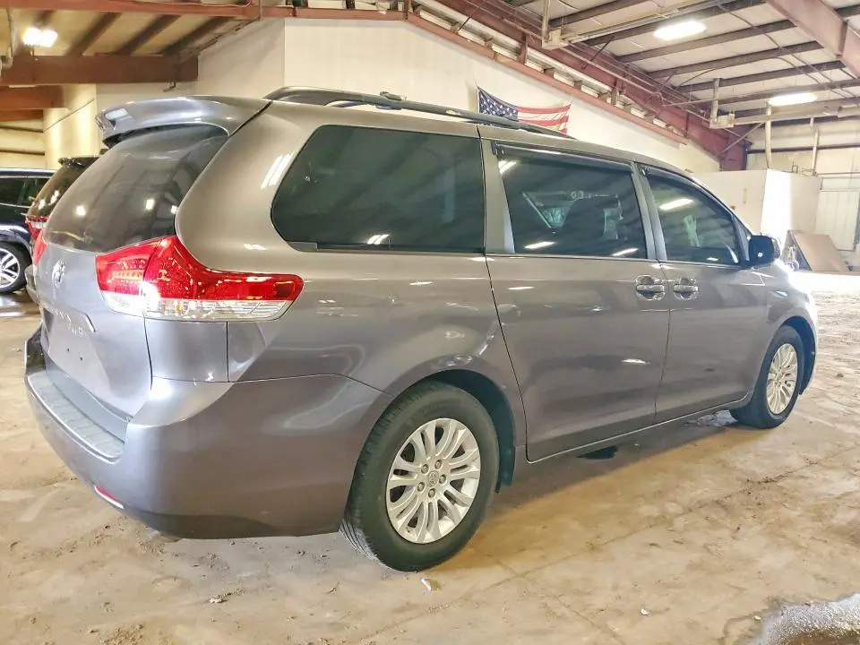 2014 TOYOTA SIENNA XLE 8-PASSENGER  