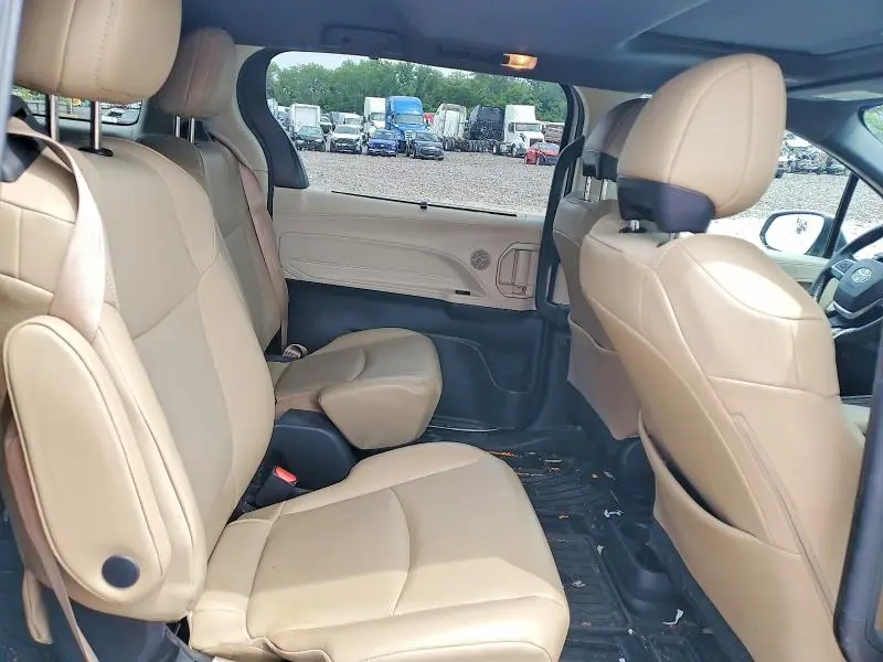 2021 TOYOTA SIENNA XLE  