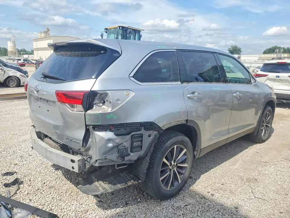 2019 TOYOTA HIGHLANDER SE  