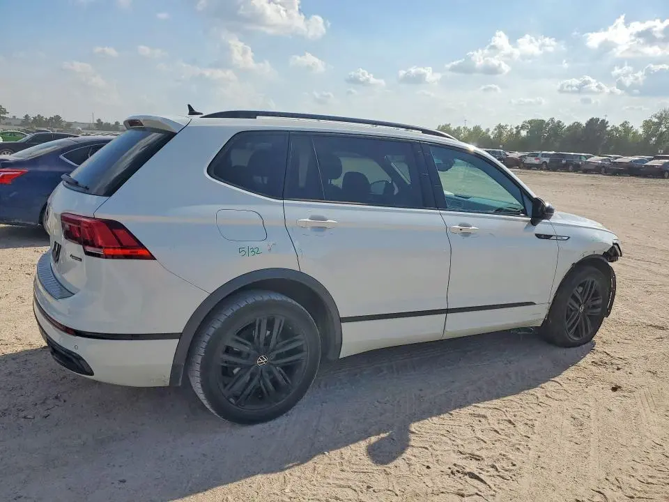 2022 VOLKSWAGEN TIGUAN SE R-LINE BLACK  