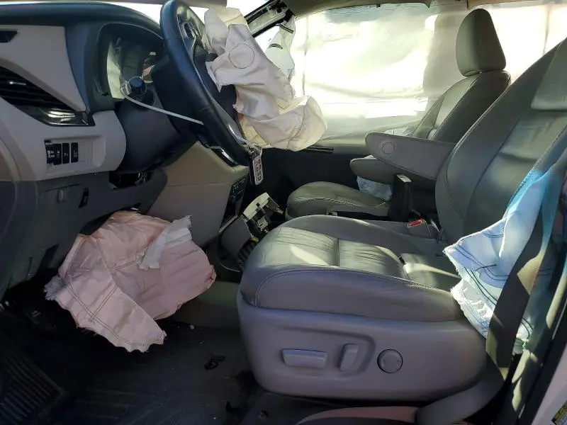 2016 TOYOTA SIENNA XLE  