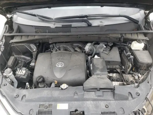 2019 TOYOTA HIGHLANDER SE  