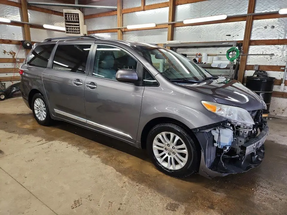 2015 TOYOTA SIENNA XLE 8-PASSENGER  