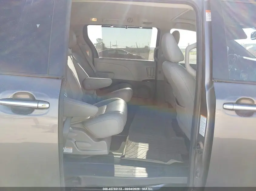 2020 TOYOTA SIENNA XLE