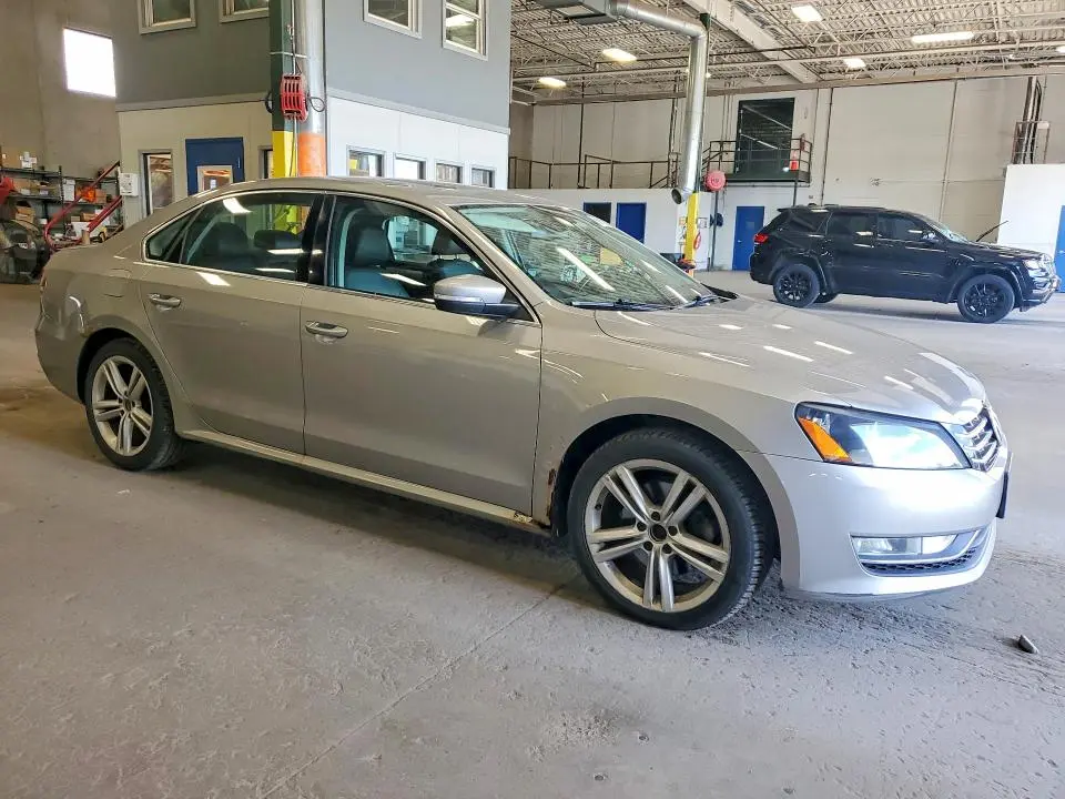 2013 VOLKSWAGEN PASSAT SE  