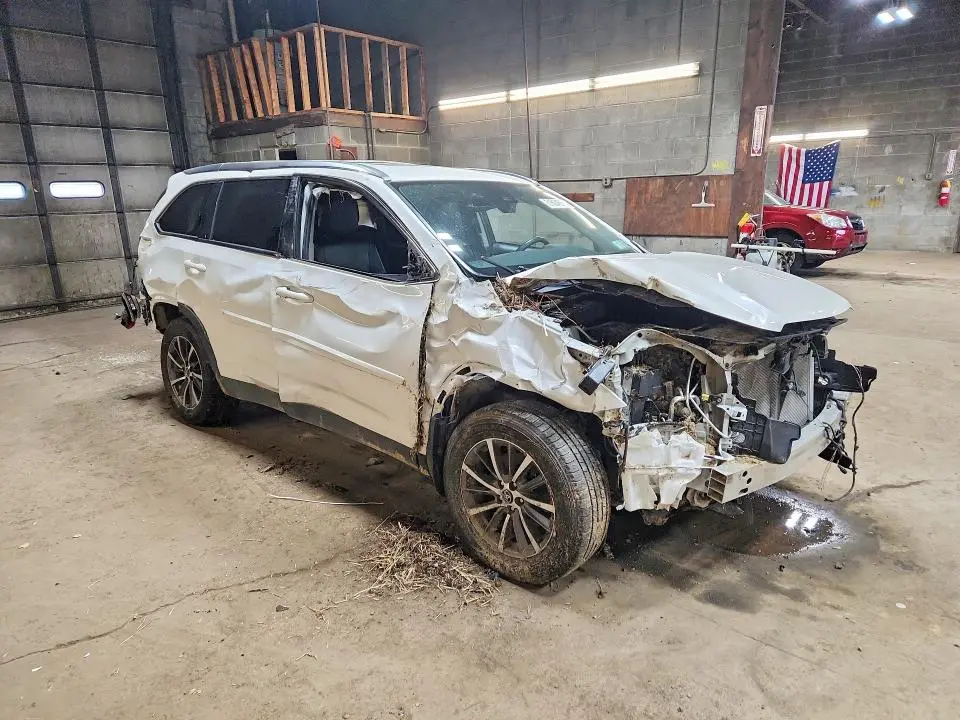 2019 TOYOTA HIGHLANDER XLE  