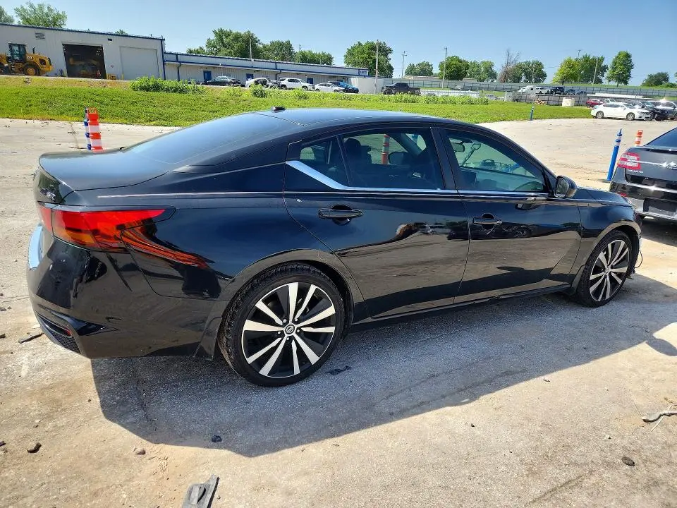 2022 NISSAN ALTIMA SR  