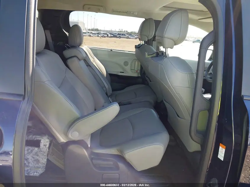 2025 TOYOTA SIENNA XLE