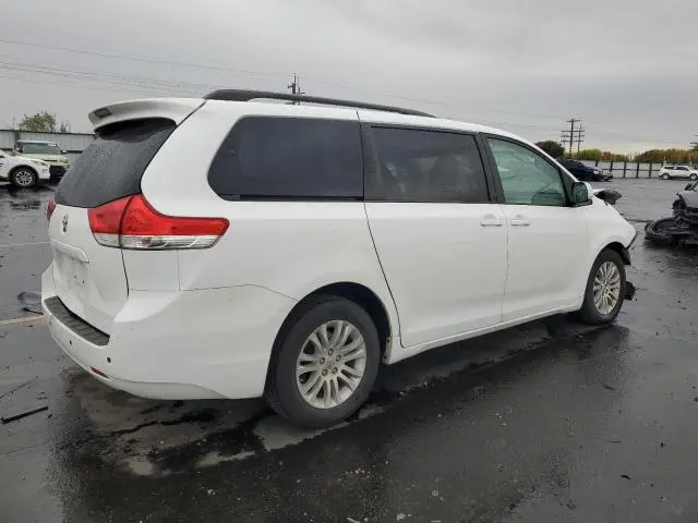 2014 TOYOTA SIENNA XLE  