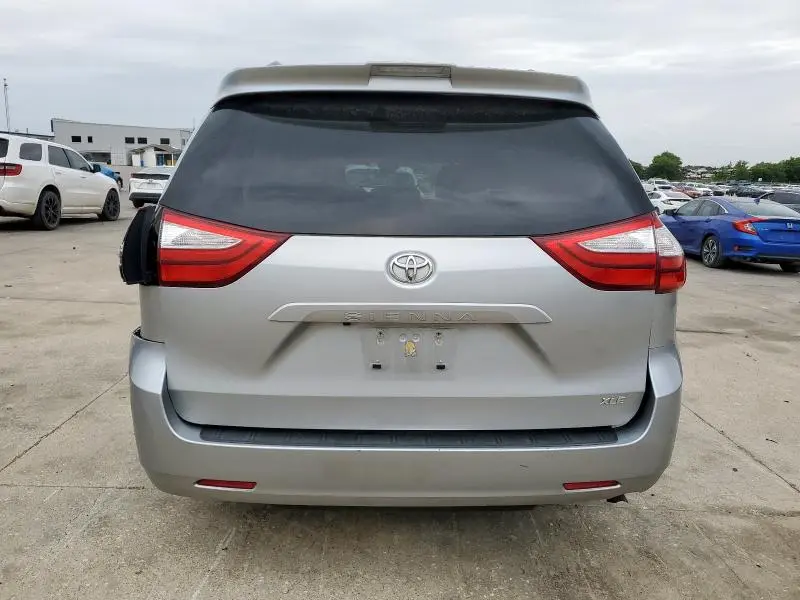 2019 TOYOTA SIENNA XLE  