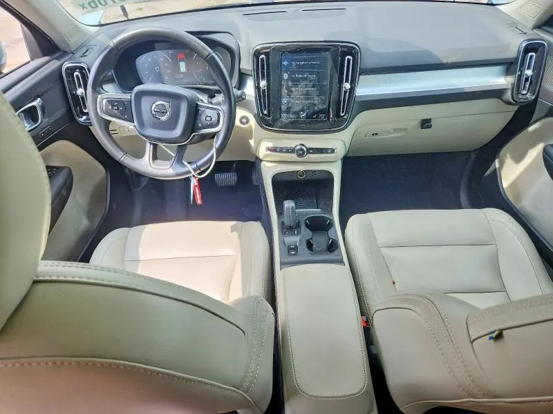 2019 VOLVO XC40 T5 MOMENTUM  
