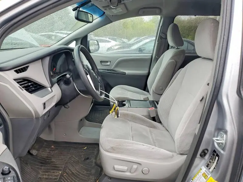 2017 TOYOTA SIENNA LE  