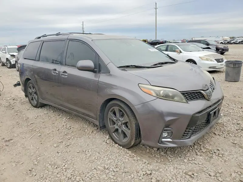 2018 TOYOTA SIENNA SE  
