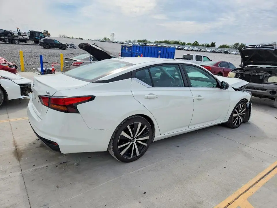 2022 NISSAN ALTIMA SR  