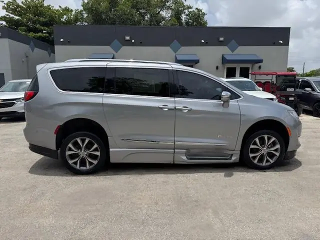 2019 CHRYSLER PACIFICA LIMITED  