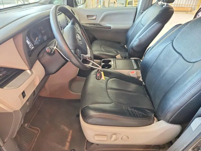 2019 TOYOTA SIENNA LE  
