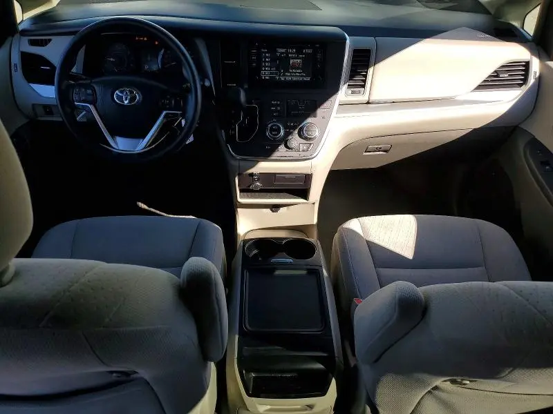 2017 TOYOTA SIENNA LE  