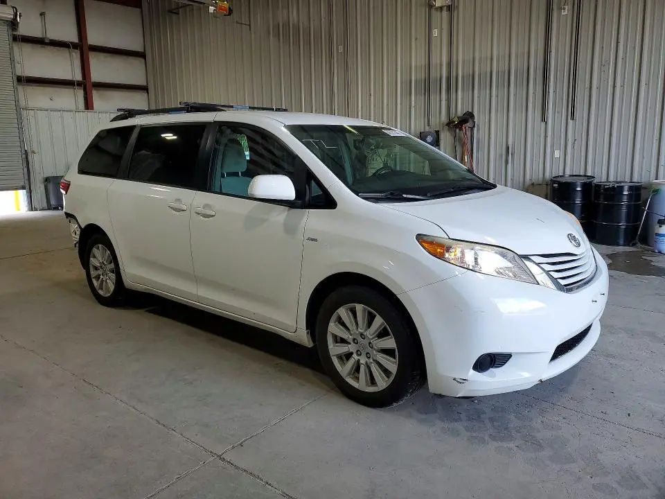 2017 TOYOTA SIENNA LE  