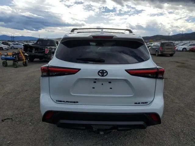 2022 TOYOTA HIGHLANDER XLE  