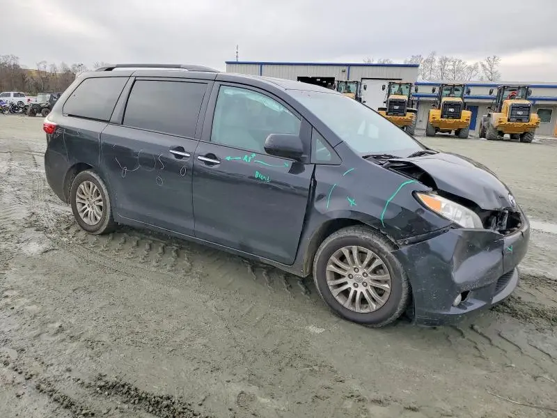 2017 TOYOTA SIENNA XLE  