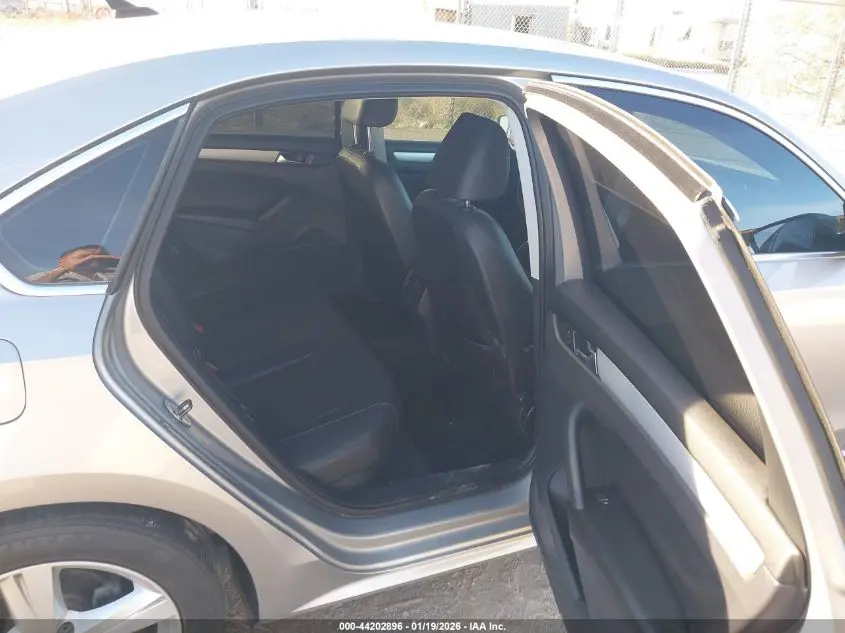 2013 VOLKSWAGEN PASSAT 2.0L TDI SE