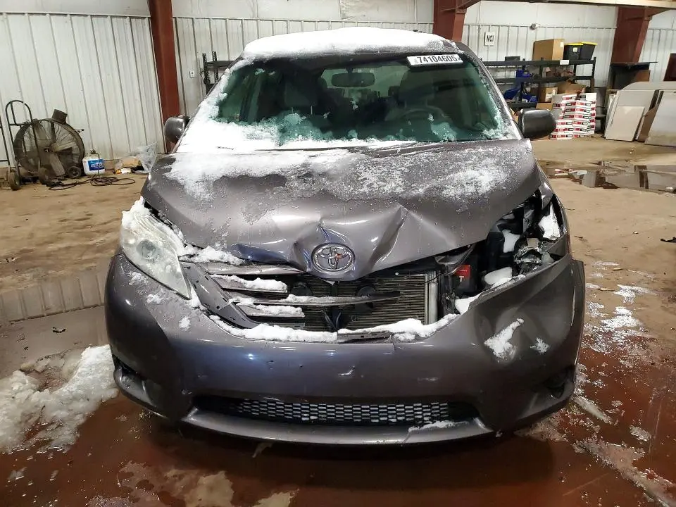 2015 TOYOTA SIENNA LE  