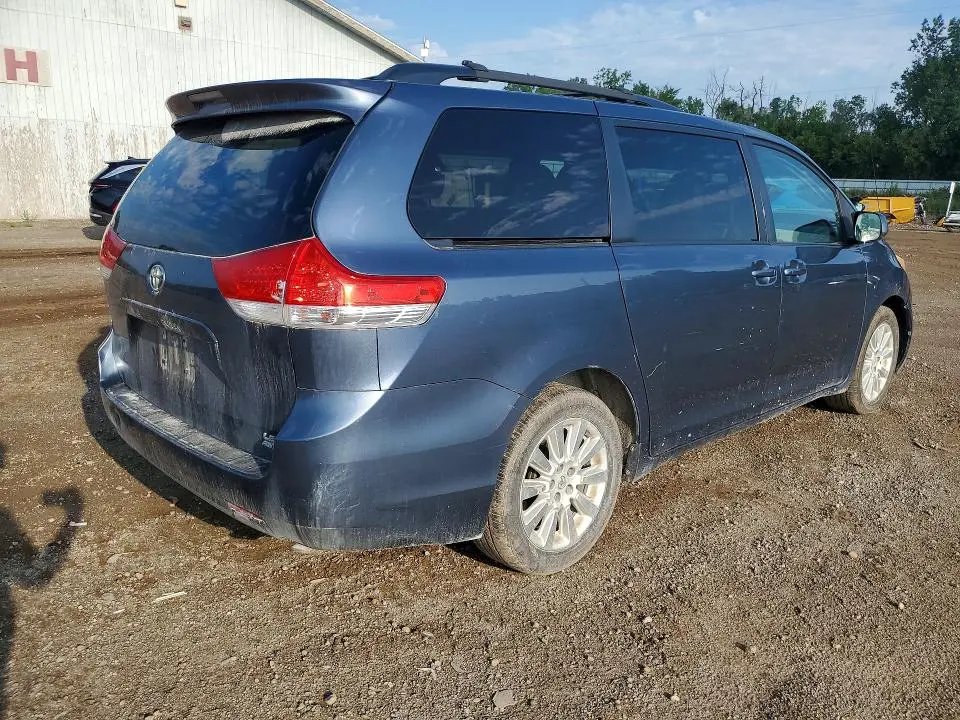 2014 TOYOTA SIENNA LE  